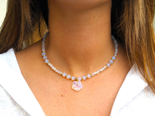 Collier en perles d'Opalite avec pendentif fleur sculptée