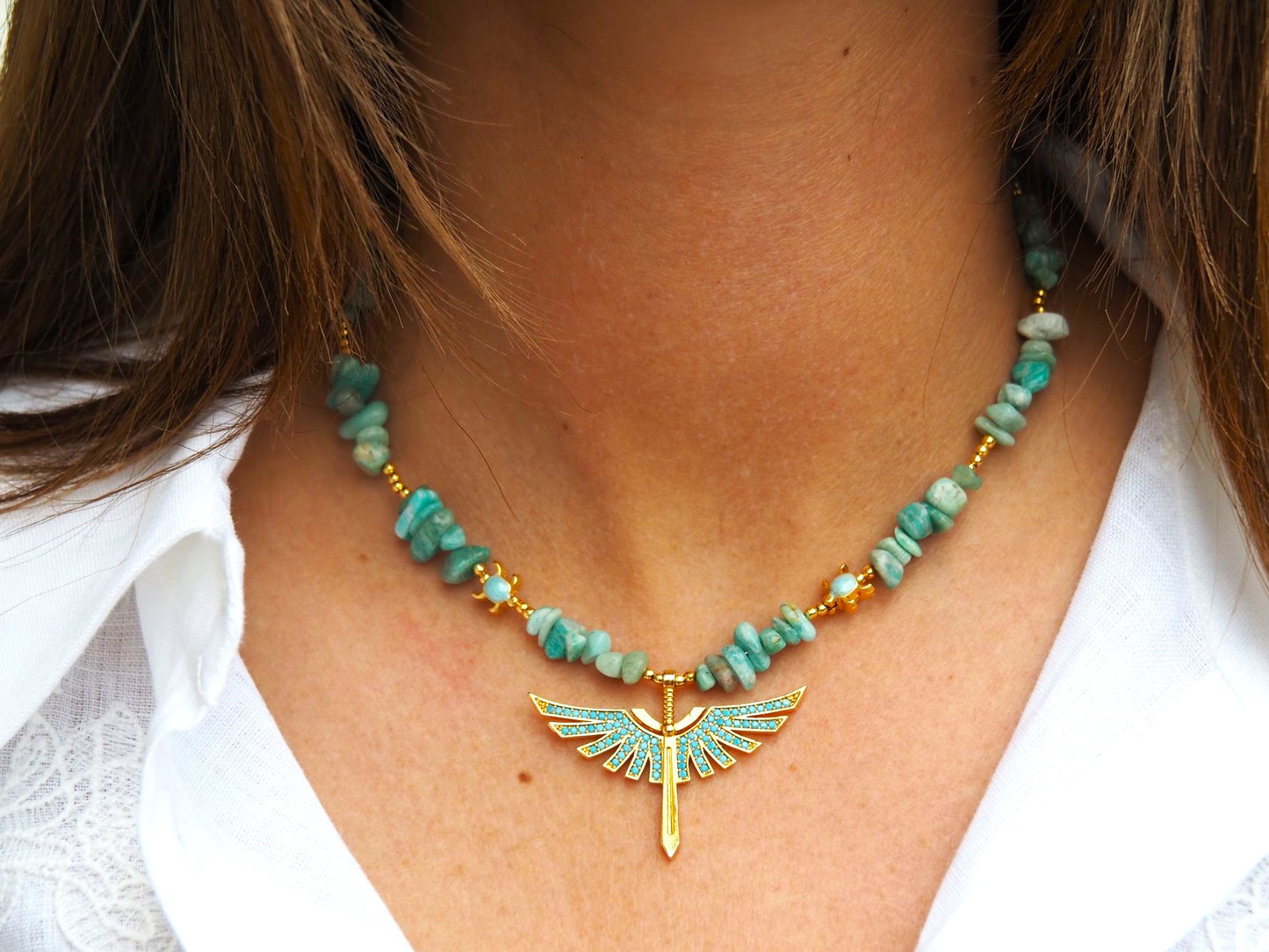 Collier en pierres naturelles d'Amazonite avec pendentif style antique plaqué or 24K