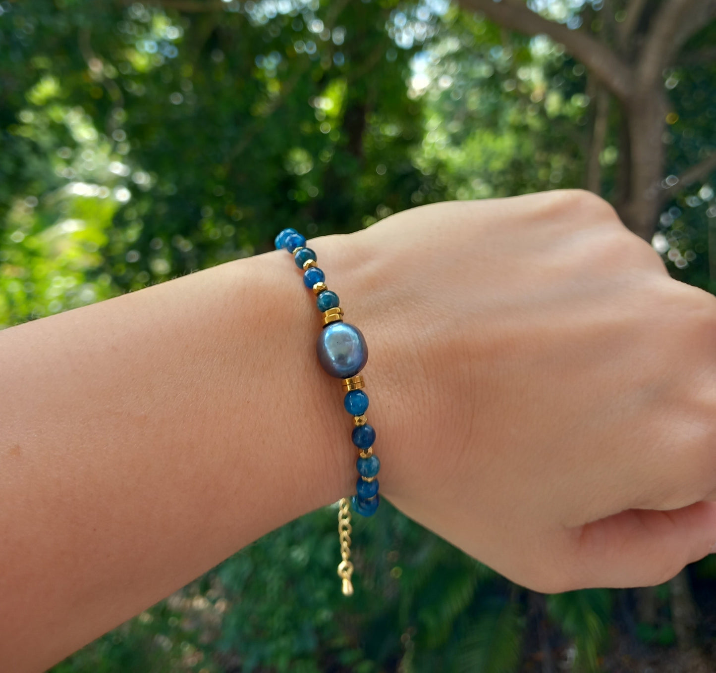 Bracelet avec pierres naturelles de Lapis Lazuli et perle d'eau douce grise